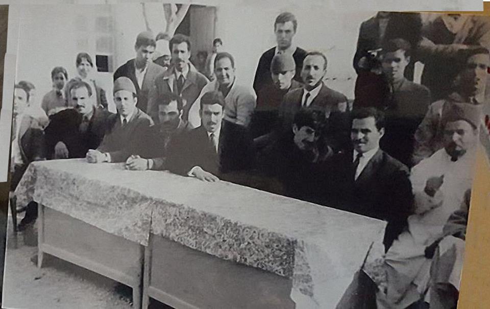 صورة لرجال التعليم بمدرسة عبد الواحد المراكشي وبعض أبناء البلدة